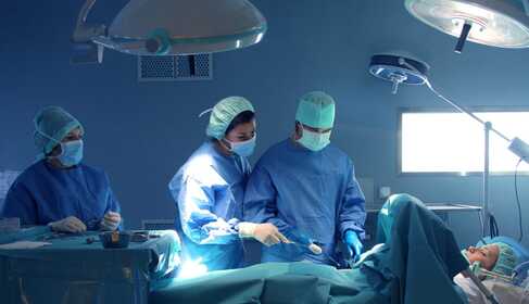 Knieprothese en heupprothese operatie – voorbereiding en revalidatie thuis