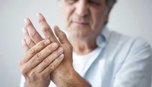 Koude hand en koude voet. Wanneer wijst het op ziekte?
