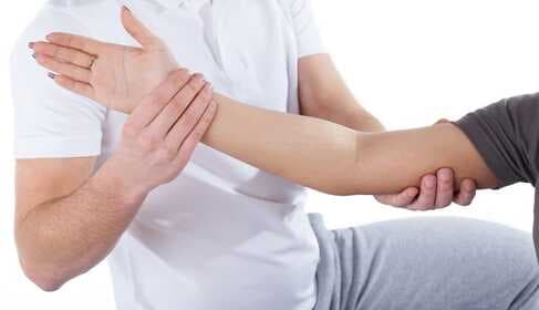 Oorzaken, symptomen en thuisbehandeling van spasticiteit met NMES-therapie